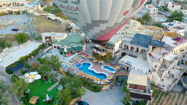 Holiday Cave Hotel