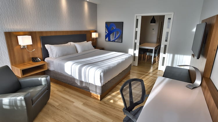 Holiday Inn Express & Suites Vaudreuil, an IHG Hotel