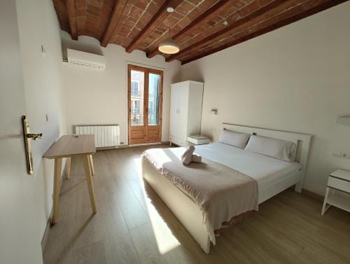 Huge and modern 4 bedroom apartment next to Paseo de Gracia