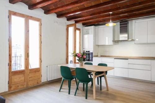 Huge and modern 4 bedroom apartment next to Paseo de Gracia