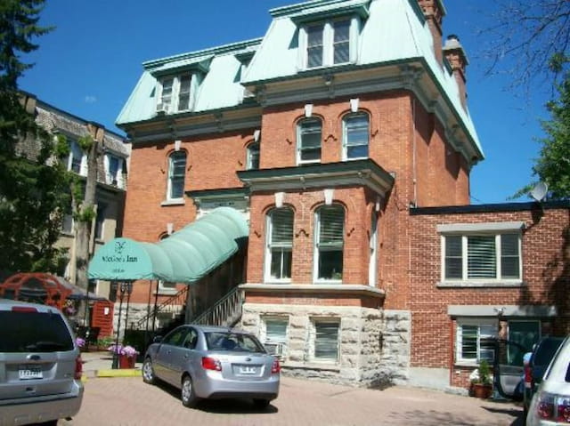 Auberge McGees Inn